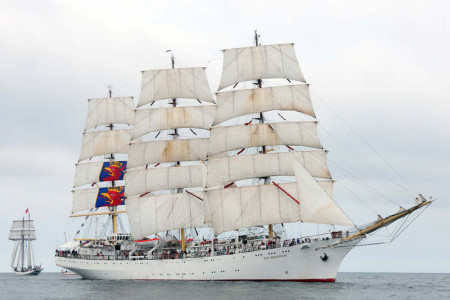 Zur Hanse Sail im August können sich Mitsegler auf der "Dar M?odzie?y" auf der Ostsee eine frische Brise um die Nase wehen lassen.