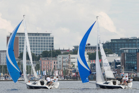 Im Segelstadion werden während der Hanse Sail Match Races in direkter Zuschauernähe ausgetragen.
