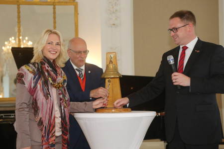Ministerpräsidentin Manuela Schwesig, Oberbürgermeister Roland Methling und der Vormann der Hanse Jan Lindenau (v.l.) eröffnen den 38. Internationalen Hansetag Rostock mit einem Glockenschlag.
