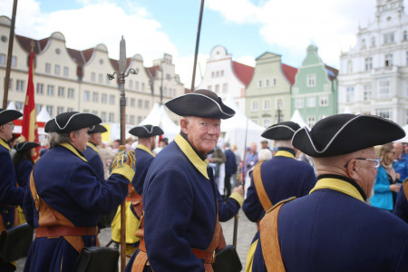 Gemeinsam mit der Rostocker Stadtwache marschieren die Smalands Karoliner beim „Ümgang“ mit.