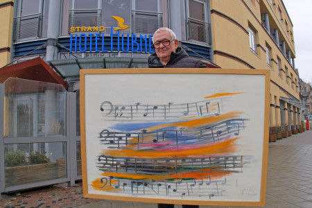 „Die Gedanken sind frei“ ist auch der Titel dieses Bildes, das der Künstler vor dem Hotel präsentiert. Er hatte es anlässlich der Ukraine-Bewegung 2013/14 gemalt.