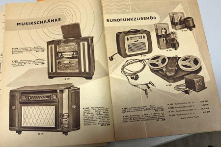 Bereits 1956 gab der KONSUM der DDR einen Versand-Katalog heraus. Diesen dem Heimatmuseum als Dauerleihgabe zur Verfügung gestellt hat freundlicherweise Bärbel Wengelinski aus Elmenhorst. Er zeigt anschaulich, mit welchen Dingen damals gehandelt wurde und welche Waren begehrt waren.