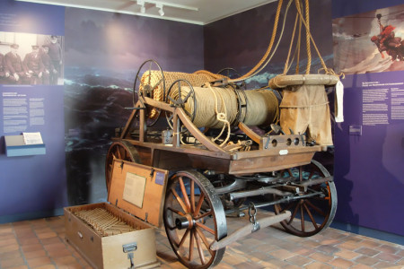 Dieser alte Leinenrettungswagen der Lotsen aus dem Jahr 1883 kann in der neu gestalteten Dauerausstellung des Heimatmuseums Warnemünde bestaunt werden.