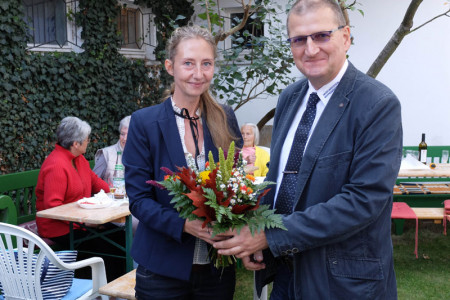 Leiterin Annika  Preibisch und der Vereinsvorsitzende Uwe Heimhardt feierten mit ihren Mitgliedern am Sonnabend das traditionelle Museumshoffest. Blumen gab es auch.