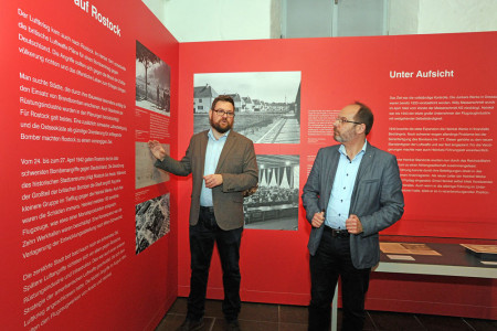 Museumsleiter Steffen Stuth (r.) und Kurator Ullrich Klein, bei der Eröffnung der Sonderausstellung „Heinkel in Rostock“ am Donnerstag.