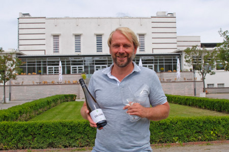 Veranstalter Heiko Lange freut sich auf das dritte Weinfest in Warnemünde, das vom 20. bis 24. Juli im Kurhausgarten stattfindet.