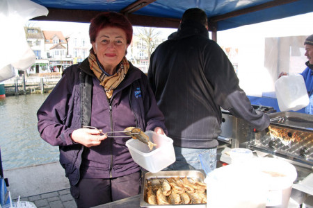 Gern kaufen die Kunden bei Fischhändlerin Karla Zimmermann die gebratenen Heringe gleich in größeren Mengen.