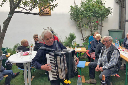 Hein Schöler sorgte mit Musik, Gesang und flotten Sprüchen für tolle Stimmung beim Hoffest des Warnemünder Museumsverein. Foto: Schubert