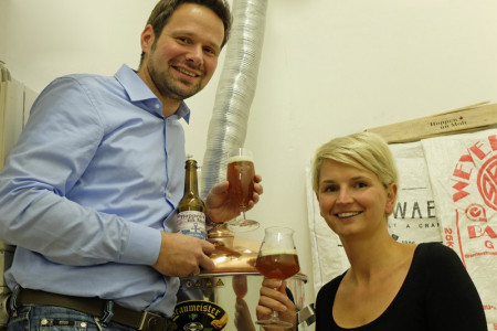 Die Mikrobrauerei: Auf nur zwölf Quadratmetern Fläche braut Henry Gidom im Technologiezentrum Warnemünde sein Bier "Hoppen un Molt". Partnerin Sylvia Joeck ist für die Vermarktung zuständig.