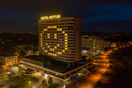 Am 11. Juni öffnet das Hotel Neptun für Übernachtungsgäste aus ganz Deutschland. Als Geburtstagsüberraschung werden schon ab morgen im Weineck und in der Broilerbar wieder Gäste empfangen. 