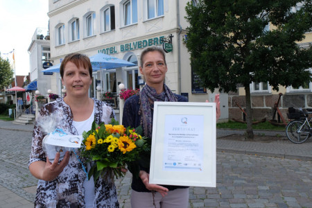 Freuen sich über die Auszeichnung: Cornelia Knochenhauer (li.) und Andrea Strauß vom Warnemünder Hotel Belvedere.