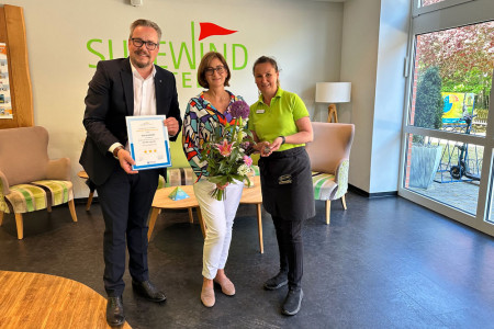 Christina Pfeil-Pohling (m.) und Susewind-Mitarbeiterin Hannelore Neubert nehmen die Auszeichnung aus den Händen von Dehoga MV Hauptgeschäftsführer Matthias Dettmann entgegen.