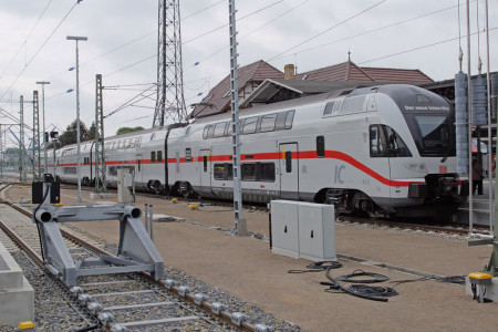 Noch bis Ende Oktober bietet die Bahn immer sonnabends weitere IC/ICE-Verbindungen zwischen Berlin und Warnemünde an.