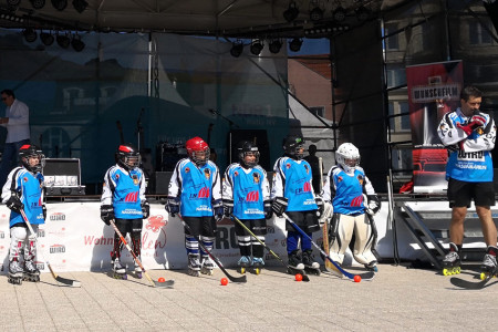 Inline-Hockey präsentieren die Rostocker Nasenbären beim Wiro-Sporttag.