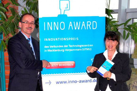 Dr. Wolfgang Blank, Leiter des Technologiezentrums Vorpommern in Greifswald und Petra Ludwig, Leiterin des TZW, beim Start der Bewerbungsphase für den Inno Award 2015.  
