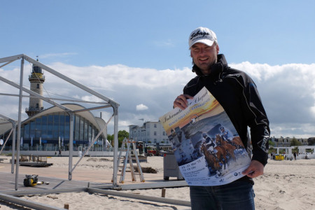 Der Veranstalter des Internationalen Chopard Beach Polo Cup Warnemünde, Matthias Ludwig, überwacht die Aufbauarbeiten am Strand.