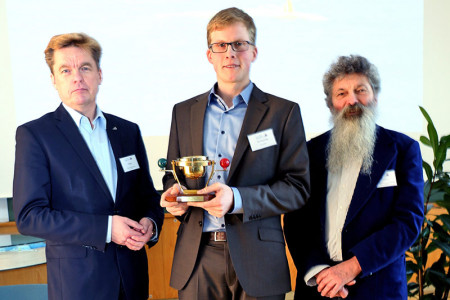 Der mit 5.000 Euro dotierte Briese-Preis für Meeresforschung 2016 wurde heute am IOW an den Informatiker Timm Schoening (Mitte) verliehen. Links Kapitän Klaus Küper von der Briese-Reederei, rechts IOW-Direktor Ulrich Bathmann.