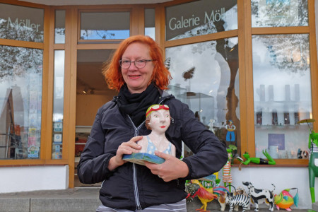Die Keramikerin Iris Stoff ist auch passionierte Seglerin und im Sommer gern vier Wochen lang auf der Ostsee unterwegs. Hier zeigt sie ihre Steingut-Plastik „Das Fräulein Schwamm im Meere.“