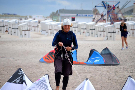Jens Höptner ist begeisterter Kitesurfer. Gestern war er zur richtigen Zeit am richtigen Ort: Am Strand von Warnemünde rettete er eine junge Frau vor dem Ertrinken. Foto: Christoph Verbakel