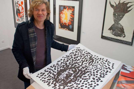 Galerist Alexander Gehrke beim Auspacken eines „Nachzüglers“. Die Grafik von Georg Baselitz – der Künstler stellt die Welt gern auf den Kopf – heißt „Suite 45“.