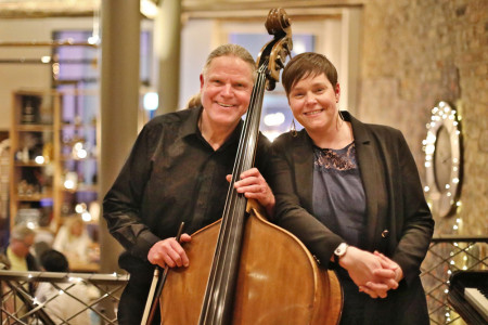 In der Innenstadt, im Blauen Esel, traf Oberbürgermeisterin Eva-Maria Kröger auf Michael Brzoska von der Norddeutschen Philharmonie Rostock mit seinem Kontrabass.