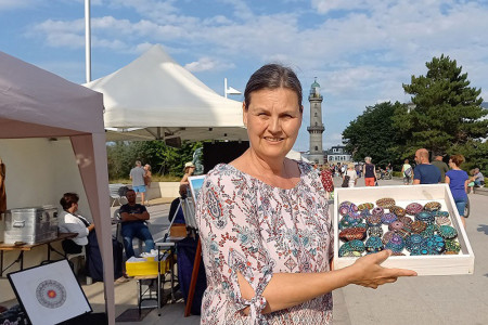 Ulrike Krasenbrink verarbeitet Steine und hat sich der Punktmalerei verschrieben. Sie zeigt ihre bunten Steine beim nächsten Kunsthandwerkermarkt am Leuchtturm.