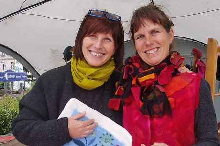 Die beiden Filzerinnen Martina Zinkowski und Martina Weiß stellen ihre Kunstwerke aus Wolle her.