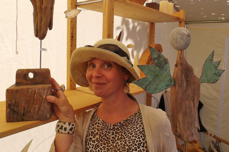 Die Künstlerin Anne-Gret Tiedemann stellt auf dem Kunsthandwerkermarkt am Leuchtturm ihre „Ideen die beflügeln“ vor.