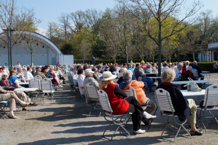 Die Konzertsaison im Warnemünder Kurhausgarten beginnt am Sonntag, den 1. Mai.