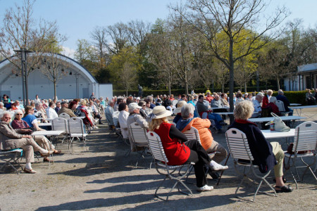 Die Konzertsaison im Warnemünder Kurhausgarten startet am Sonntag, den 4. Mai.