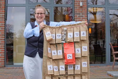 Die gelernte Restaurantkauffrau Sophie Chlechowitz näht leidenschaftlich gern. Für ihren Arbeitgeber, die Warnemünder Hübner Hotels, hat in diesem Jahr XL-Kaffee-Adventskalender gefertigt.