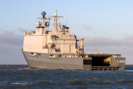 Das Unterstützungs- und Versorgungsschiff "Karel Doorman" macht für eine gemeinsame Übung in Warnemünde fest. Das Foto zeigt die baugleiche "Rotterdam" in See.
