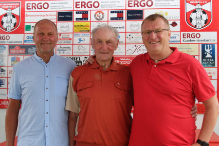 70 Jahre verbinden den SV Warnemünde Fußball mit Karl-Ernst Bruhs, hier inmitten seiner Söhne Andreas (r.) und Wilfried. Beide haben Fußball gespielt, natürlich beim SVW.