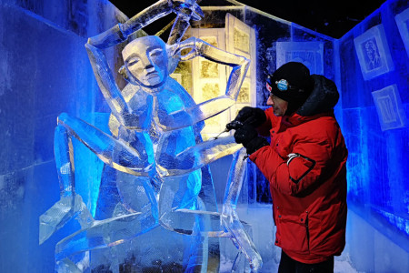 Karlis Ile ist ein professioneller Bildhauer und Eiskünstler aus Lettland. Der Absolvent der Kunstakademie erhielt auf unzähligen Festivals bereits viele Goldmedaillen. Bei Karls in Röverhagen eröffnet er den Künstlerreigen für die „ewige Metamophose“. Am 22. Dezember werden hier zwei Eiskünstler aus der Mongolei erwartet.