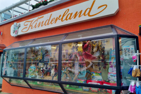 Seit 32 Jahren DER Spielzeugladen in Warnemünde, das Schaufenster wird nächste Woche umdekoriert