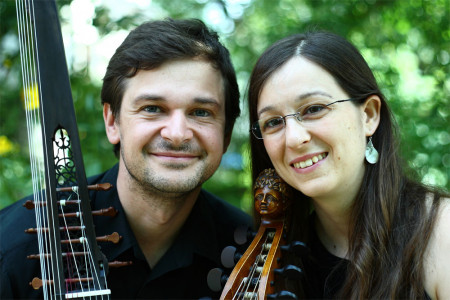 Anja Engelberg und Premek Hajek sind das Duo in RE. Die beiden Musiker versetzen das Publikum mit ihren Barockinstrumenten in eine andere Zeit.