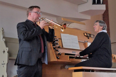 Christiane Werbs (Orgel) und Christian Packmohr (Trompete) spielen in der Warnemünder Kirche „Musik vom Licht“.