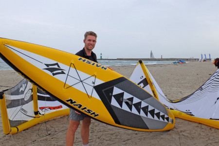 Christian Hinrichs stellt sein Equipment wieder an die Seite, denn für Kitesurfer war am Wochenende zu wenig Wind.