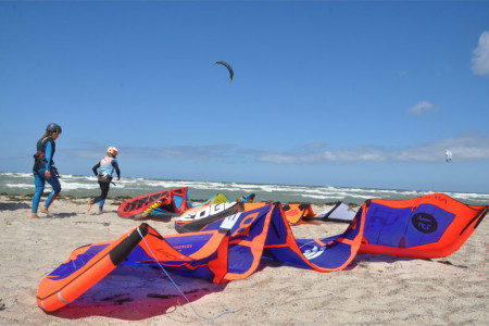 Die Kitesurfer veranstalten am Strand von Warnemünde ihre Europameisterschaft.