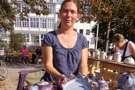 Anna karpa aus Madsow präsentiert ihre "KlabauterfrauKeramik" auf dem Kunsthandwerkermarkt am Leuchtturm.