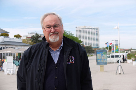 Leuchtturmchef Klaus Möller und das Hotel Neptun feiern morgen Geburtstag. Möller feiert seinen 71. und das Neptun seinen 50. Ehrentag.