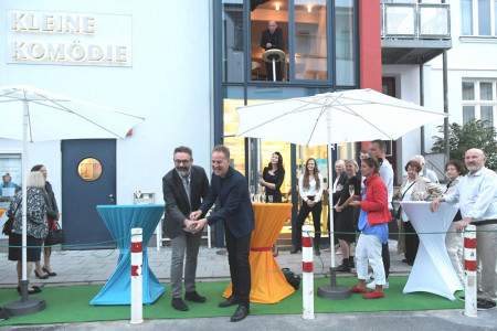 VTR-Intendant Ralph Reichel (l.) und Bausenator Holger Matthäus geben gemeinsam den neu gestaltetet Außenbereich vor der Kleinen Komödie Warnemünde frei.