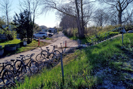 Die unbefestigten Abschnitte des Radweges Kleiner Sommerweg in Warnemünde werden ab Montag saniert.