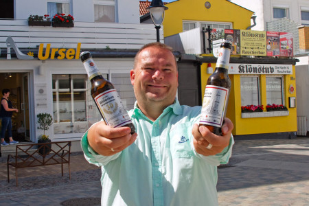 Seit 30 Jahre ist André Kroboth das Gesicht der Klönstuv, der Absacker-Bar mit Kultstatus. In diesem Jahr feiert Warnemündes einzige Raucherbar ihr 30-jähriges Jubiläum.
