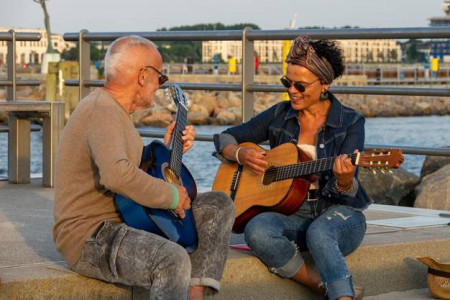 Lieder aus Liebe spielen Jacqueline Boulanger und Volker Kloth am Sonnabend im Ringelnatz Warnemünde. 