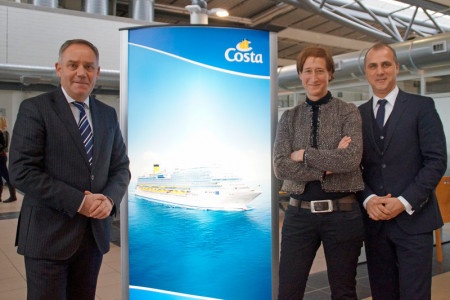 Dr. Rainer Schwarz, Hanja Maria Richter und Dennis Schrahe (v.l.) freuen sich auf die kommende Kreuzfahrtsaison und viele zusätzliche internationale Passagiere in Warnemünde.