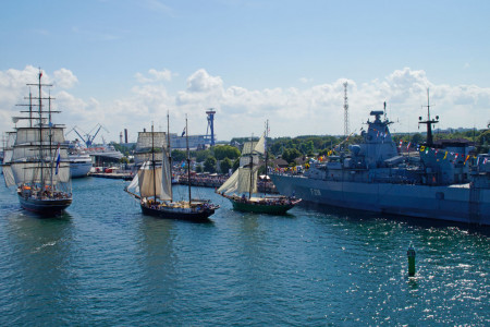 Das Marine-Flaggschiff bei der 29. Hanse Sail ist die Fregatte Mecklenburg-Vorpommern. Sie liegt am Passagierkai in Warnemünde.