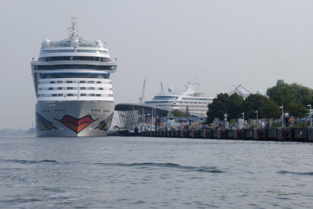 Aida Cruises war in diesem Jahr gleich mit zwei Schiffen in Warnemünde präsent. Die "AIDAmar" beschließt die Kreuzfahrtsaison 2015 am 17. Oktober.