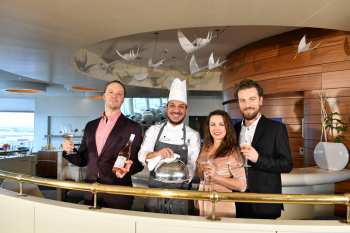 James J. Kee, Gennaro Gianquinto, Katarzyna W?odarczyk und Grzegorz Sobczak freuen sich auf einen großen italienischen Genießerabend in der Sky-Bar im Hotel Neptun.