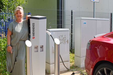 Lange hat Petra Ludwig um die Ladesäule für Elektroautos am Campus Warnemünde gekämpft. Am Montag konnte sie in Betrieb genommen werden.